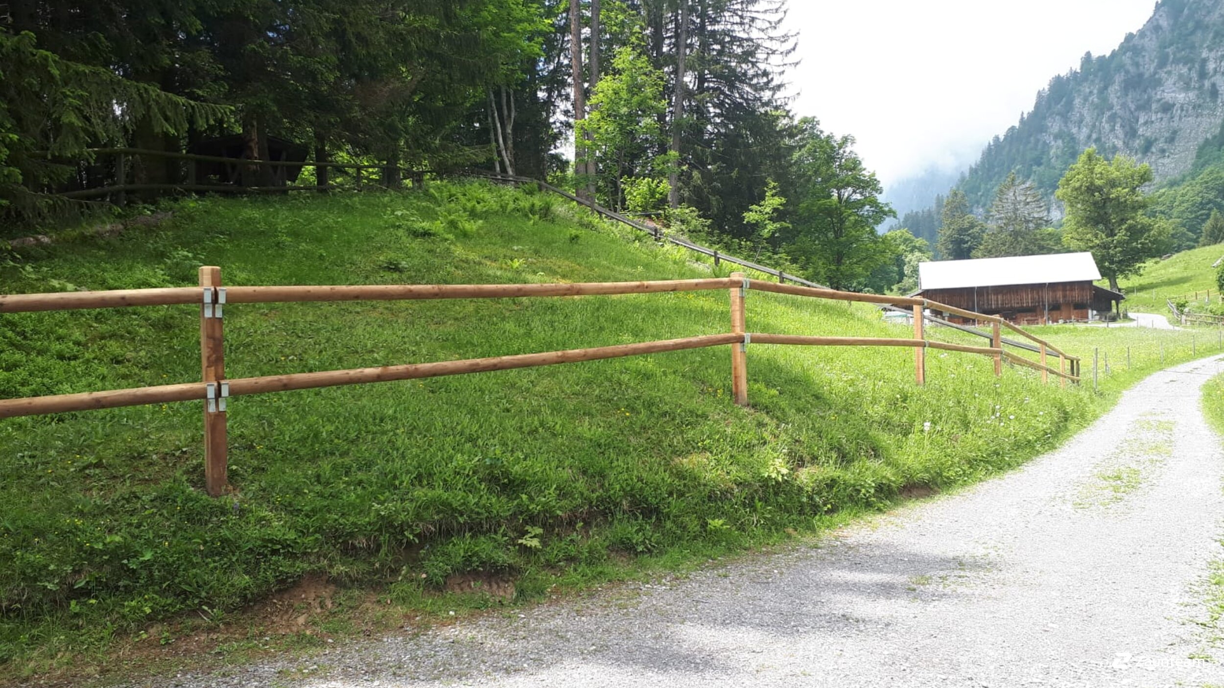 Halbrundlattenzaun aus dem 2018 in 8881 Walenstadtberg Schweiz von Zaunteam Heidiland.