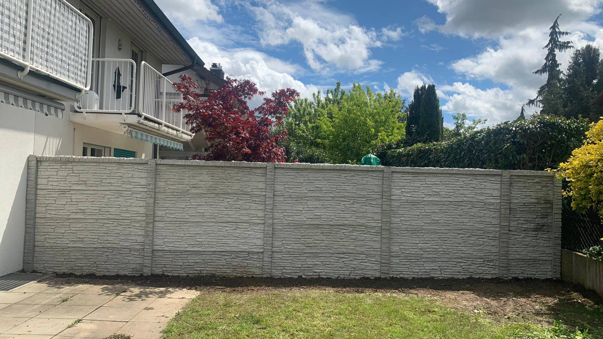 Sichtschutz aus Beton in Bruchstein Optik