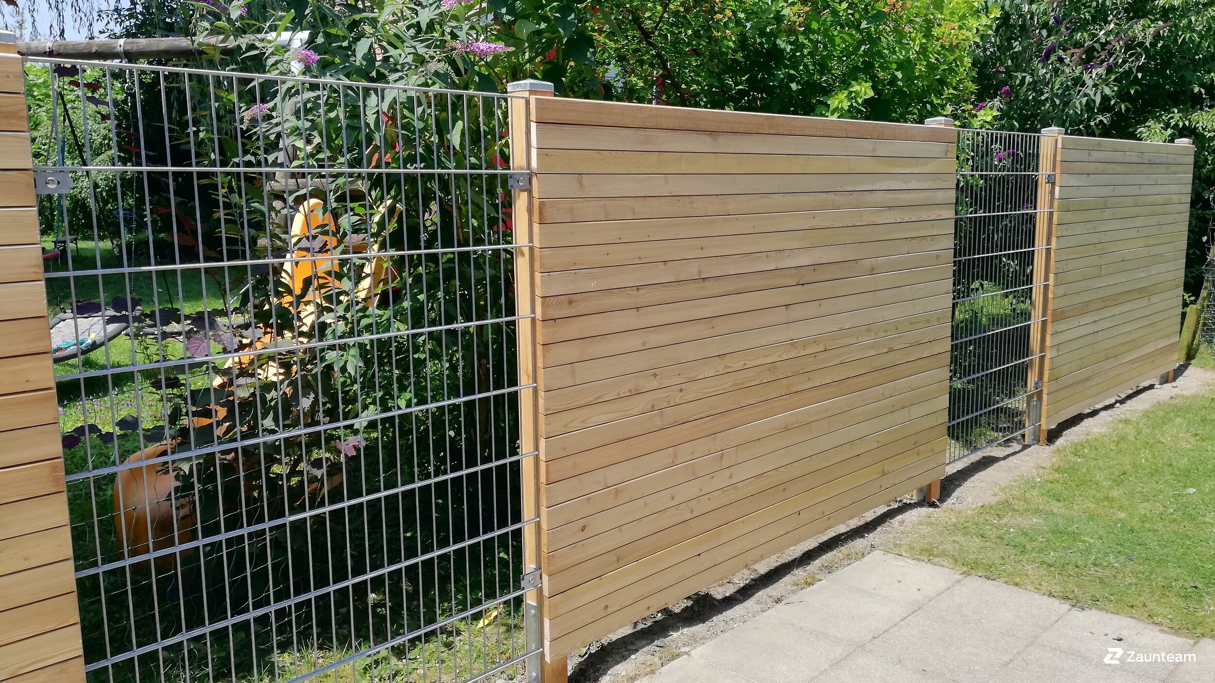 Doppelstabmattenzaun mit Sichtschutz aus Sibirischer Lärche