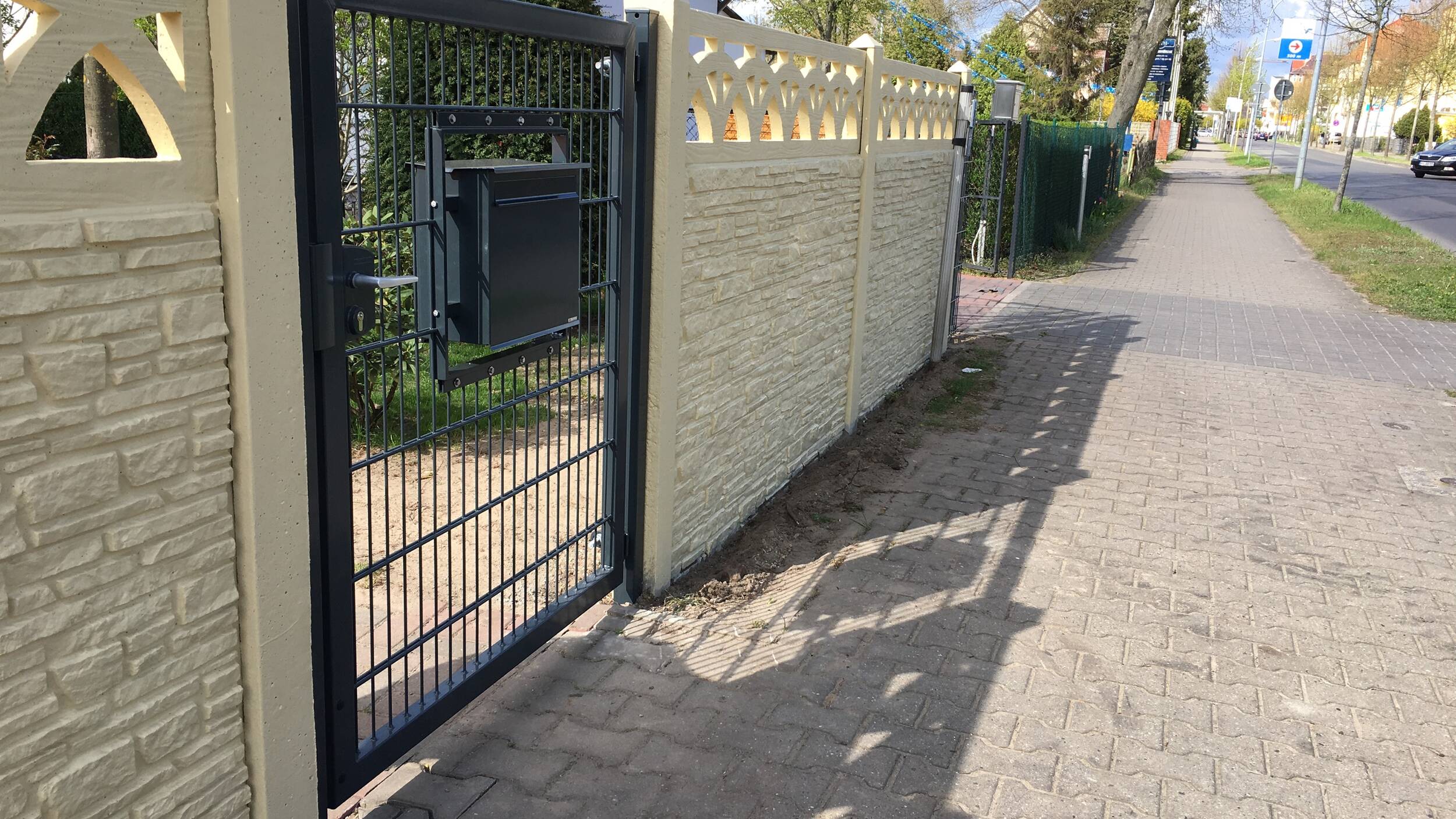 Sichtschutz aus Beton in Bruchstein Optik