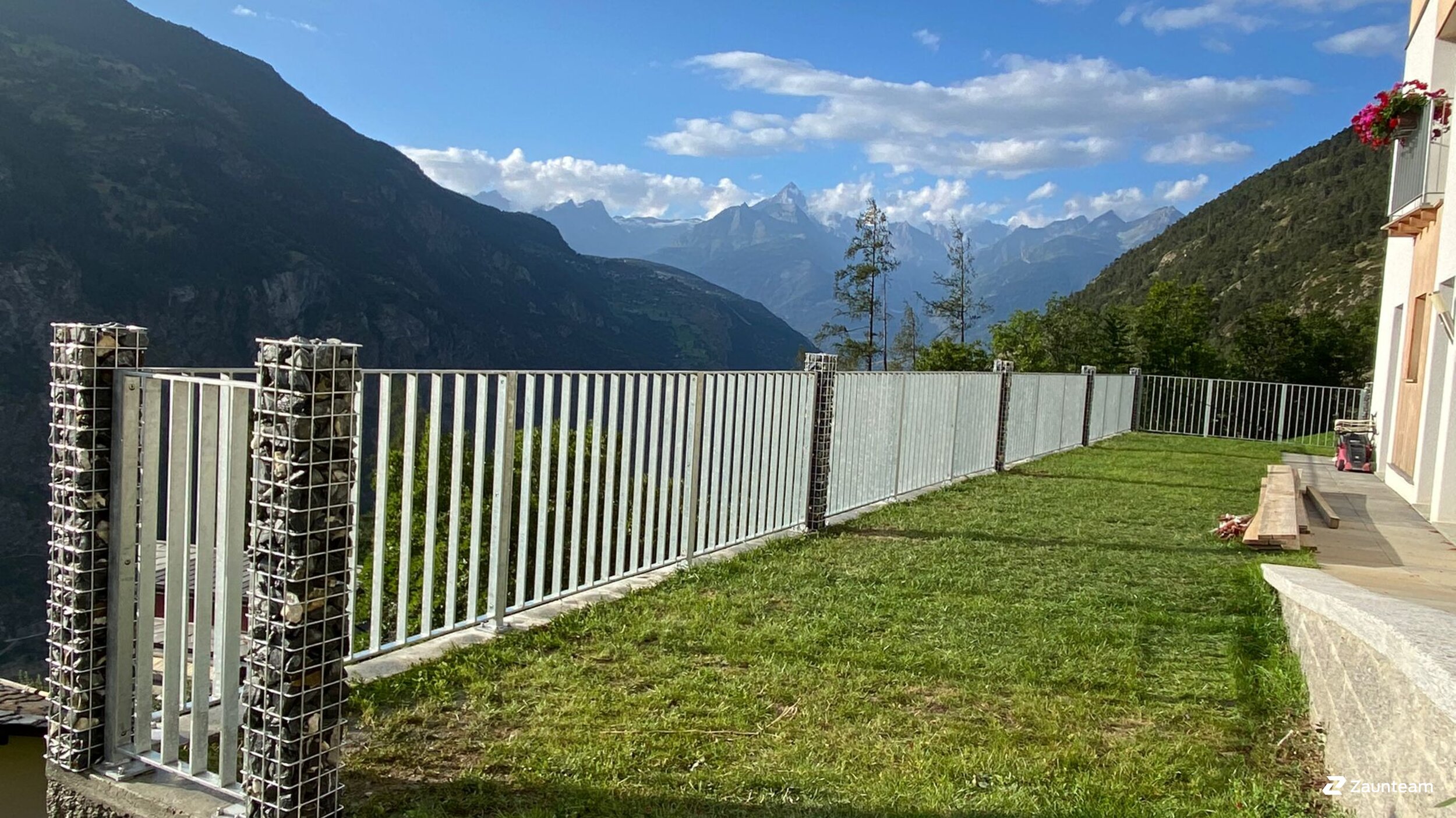 Geländer und Handläufe aus dem 2021 in 3933 Staldenried Schweiz von Zaunteam Wallis / Swissclôture Valais.
