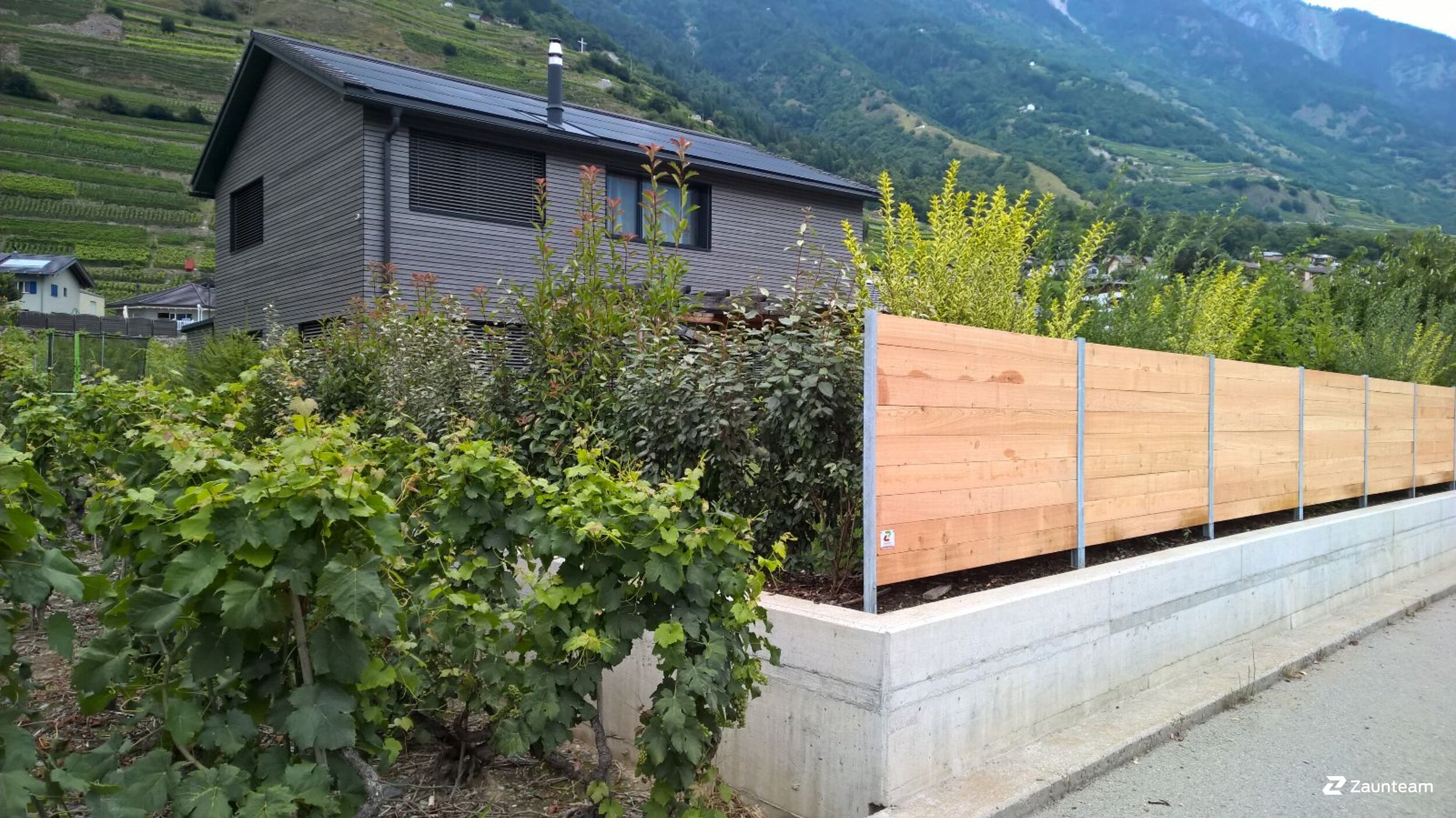 Holz Sichtschutz aus dem 2016 in 1926 Fully Schweiz von Zaunteam Wallis / Swissclôture Valais.