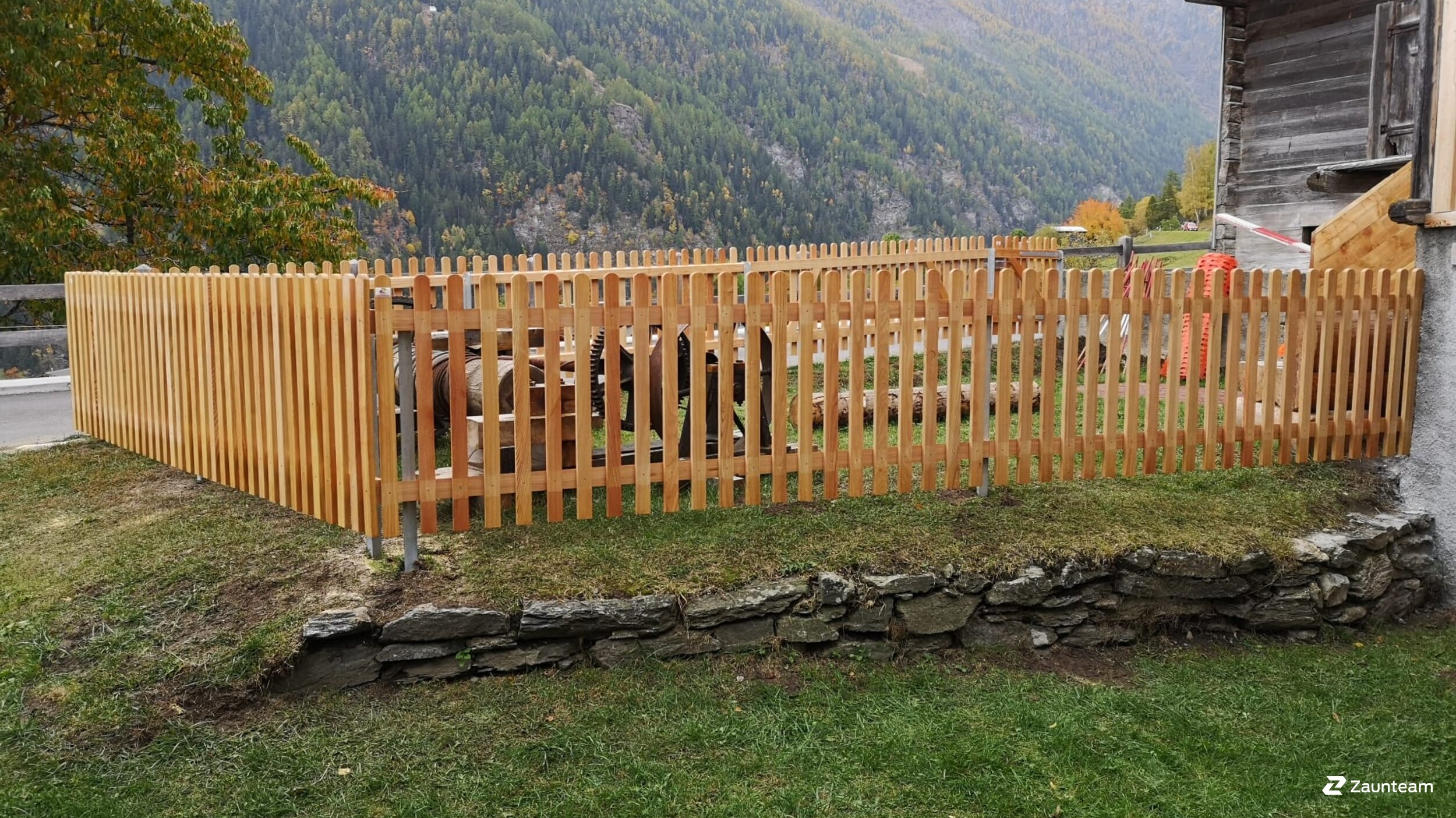 Holz Sichtschutz aus dem 2019 in 3948 Oberems Schweiz von Zaunteam Wallis / Swissclôture Valais.