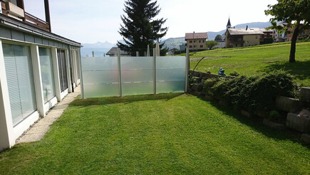 Glas Sichtschutz aus dem 2017 in 3943 Eischoll Schweiz von Zaunteam Wallis / Swissclôture Valais.
