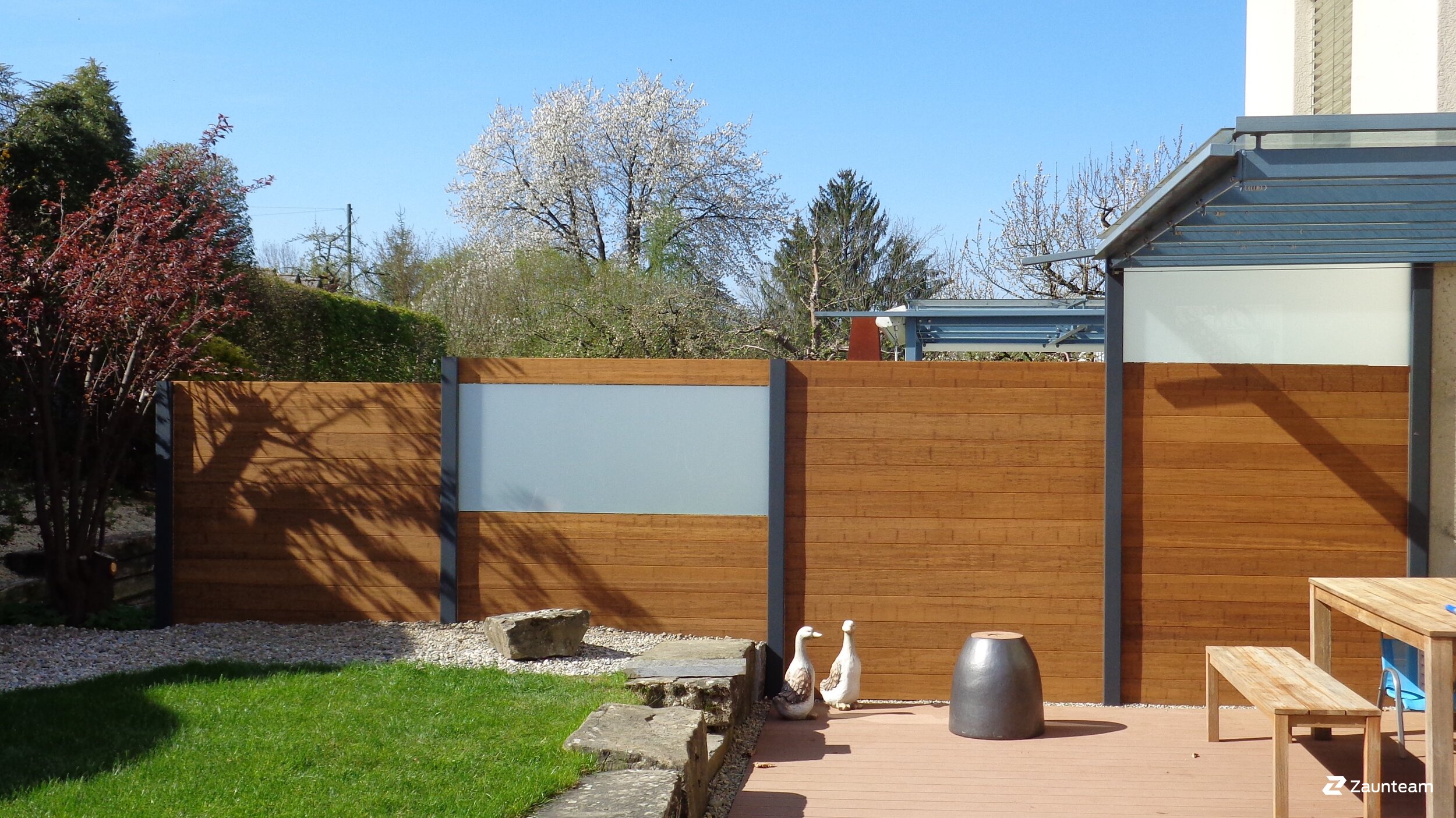 Sichtschutz mit Bambusbretter und Glas