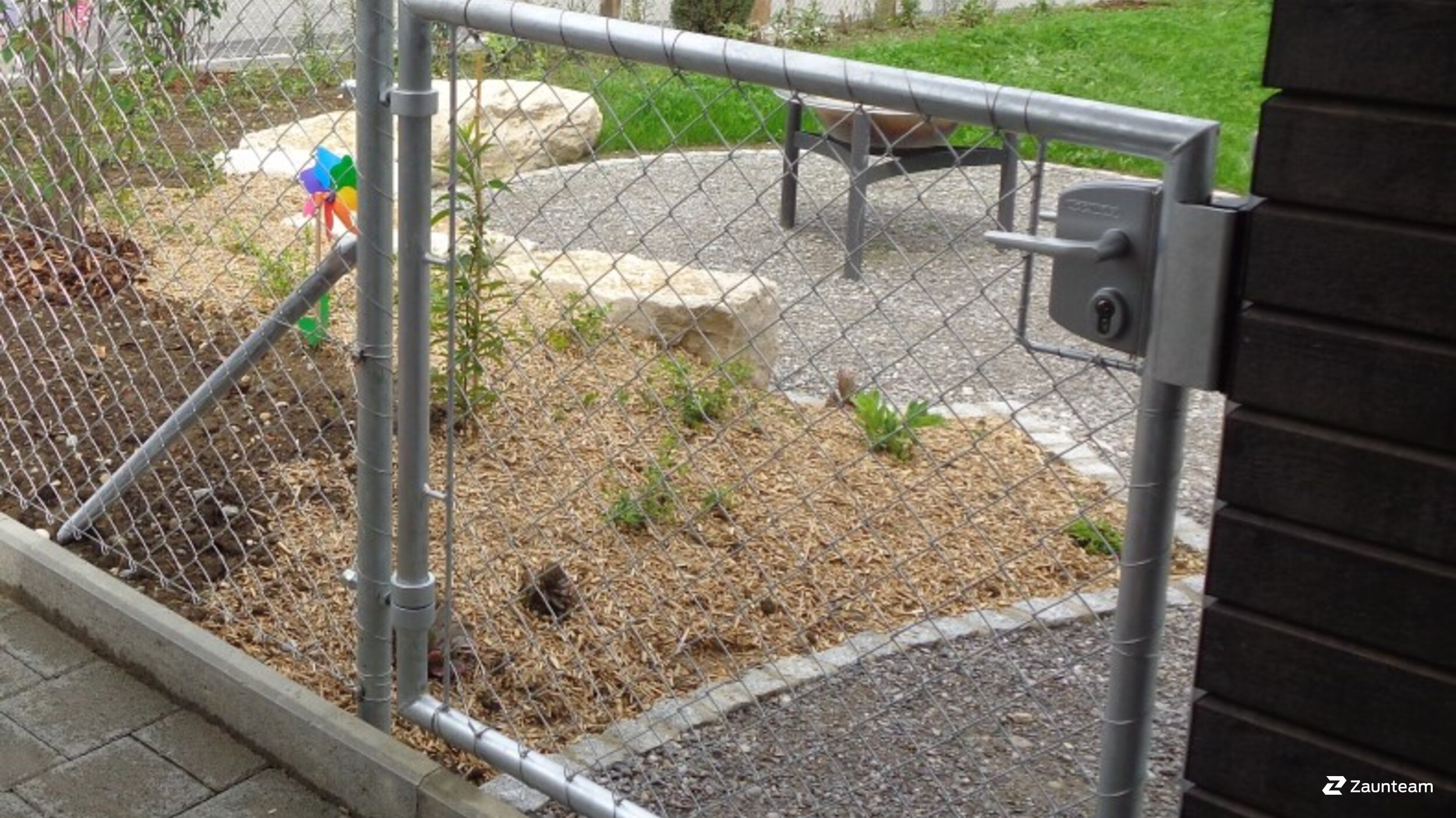 Rohrahmentüre mit Diagonalgeflecht