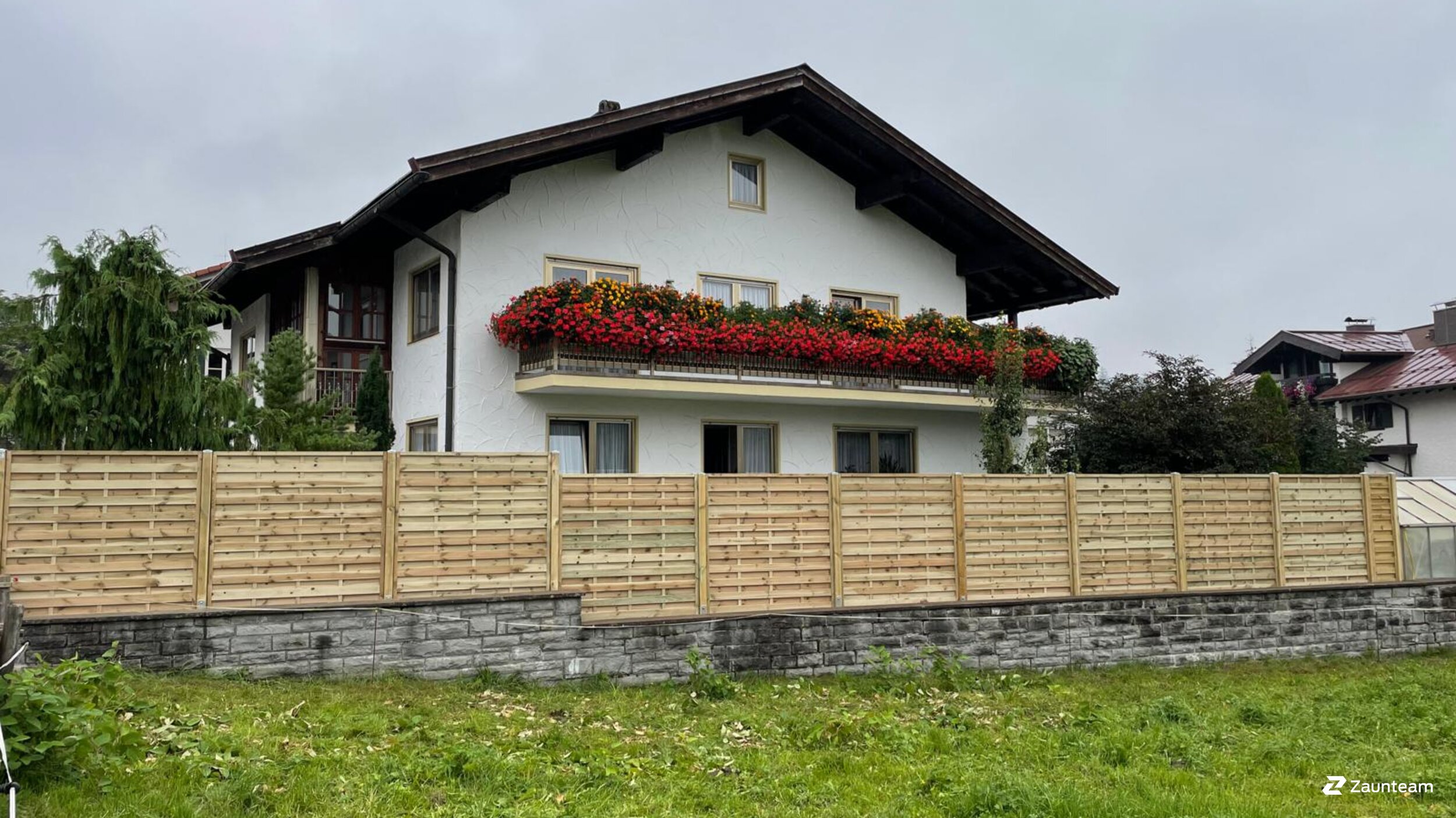 Holz Sichtschutz aus dem 2022 in 87561 Oberstdorf Deutschland von Zaunteam Allgäu.