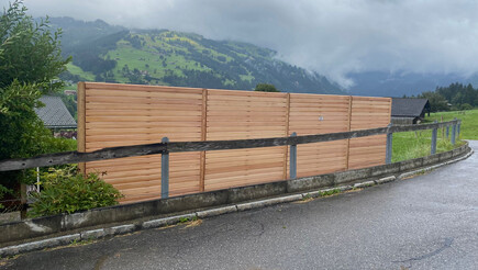 Holz Sichtschutz aus dem 2021 in 3775 Lenk im Simmental Schweiz von Zaunteam Daniel Frutiger AG.