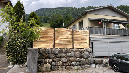 Holz Sichtschutz aus dem 2022 in 3812 Wilderswil Schweiz von Zaunteam Berner Oberland.